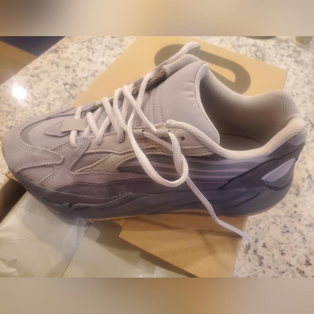 NWT Yeezy Boost 700 v2 size 10